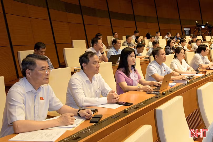 Đồng chí Hoàng Trung Dũng - Bí thư Tỉnh ủy, Trưởng đoàn ĐBQH tỉnh Hà Tĩnh dẫn đầu Đoàn ĐBQH tỉnh Hà Tĩnh tham dự Kỳ họp thứ 7.