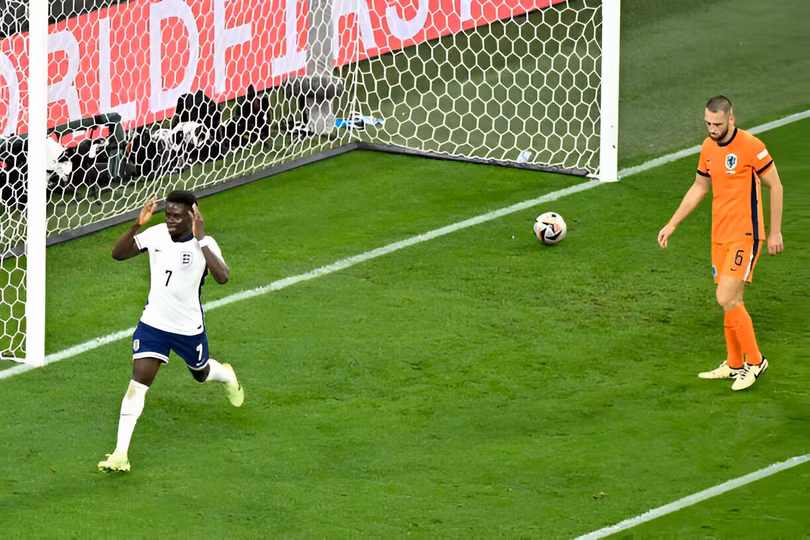 Saka tiếc nuối với bàn thắng bị từ chối.