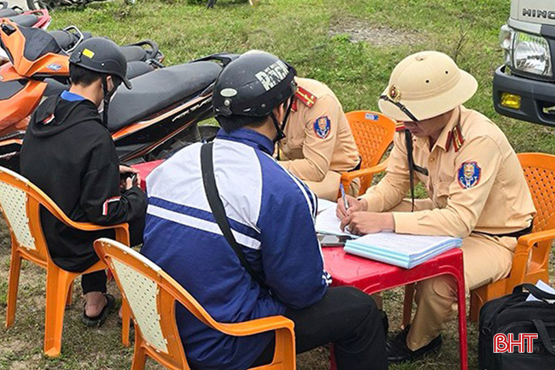Đội CSGT - TT Công an huyện Can Lộc lập biên bản xử phạt vi phạm hành chính các học sinh vi phạm pháp luật về an toàn giao thông. s1-3961.jpg