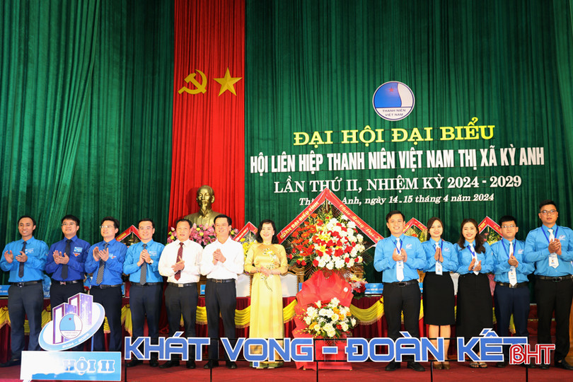 Lãnh đạo tỉnh, Tỉnh đoàn, Hội LHTN tỉnh tặng hoa chúc mừng đại hội. AG7A1320.JPG