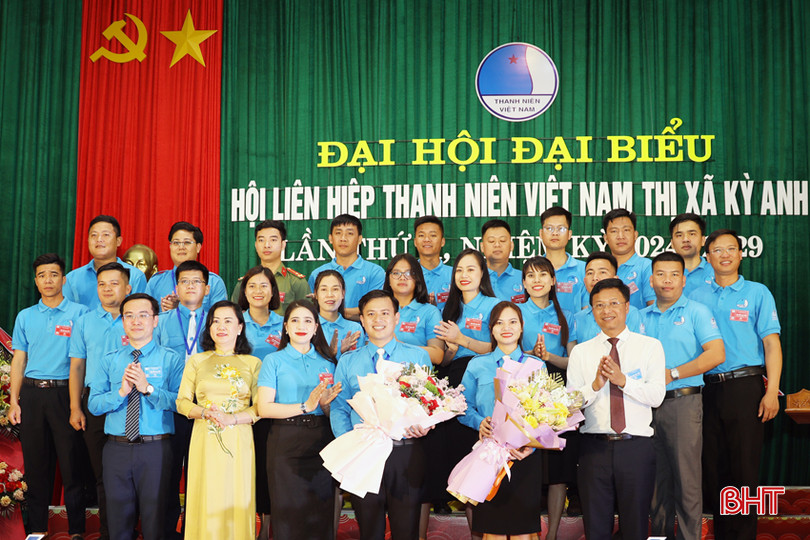 Lãnh đạo tỉnh, Tỉnh đoàn, Hội LHTN tỉnh, thị xã Kỳ Anh tặng hoa chúc mừng các Ủy viên Hội LHTN thị xã nhiệm kỳ 2024 - 2029 AG7A1337.JPG