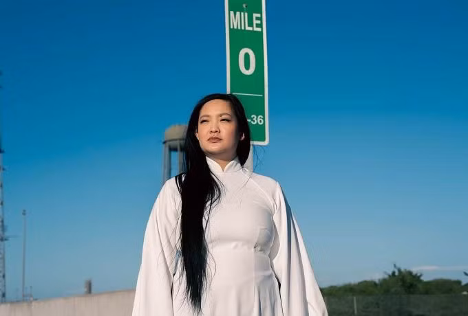 Amanda Ngọc Nguyễn trong ảnh thông báo sẽ bay vào vũ trụ. Ảnh: Blue Origin.