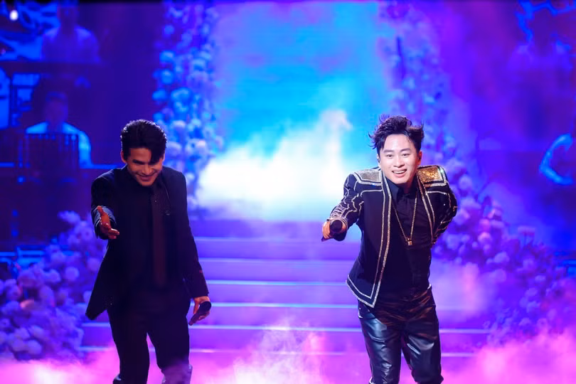 Tùng Dương (phải) và Quốc Thiên lần đầu song ca "Ngày mai người ta lấy chồng".