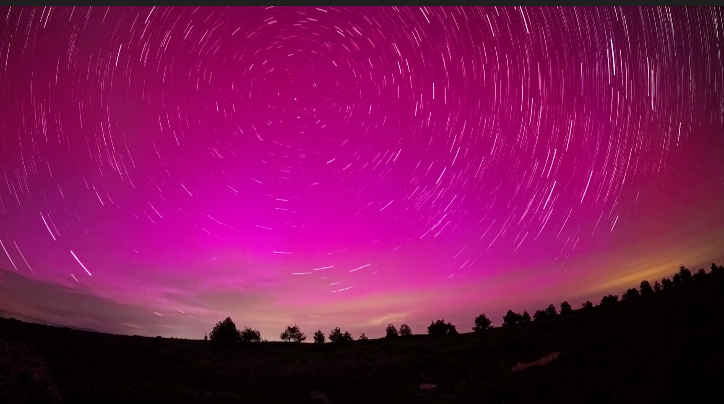 Hình ảnh cực quang tuyệt đẹp ở Palencia, Tây Ban Nha tạo ra sau trận bão Mặt trời mạnh nhất 20 năm. Ảnh cắt từ video do hãng tin Reuters phát ngày 12/5/2024