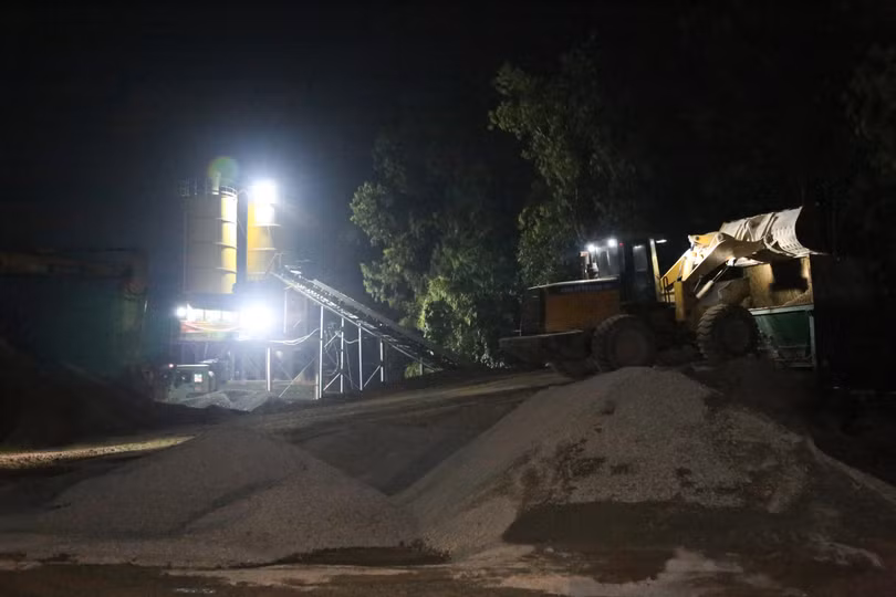 Khối lượng công việc còn lại gồm: 1,5km cấp phối đá dăm gia cố xi măng CTB, gần 10km bê tông nhựa 3 lớp. Dự kiến từ 25/4, sẽ hoàn thành phần thảm và ngày 27/4 sẽ xong hệ thống hộ lan và an toàn giao thông.