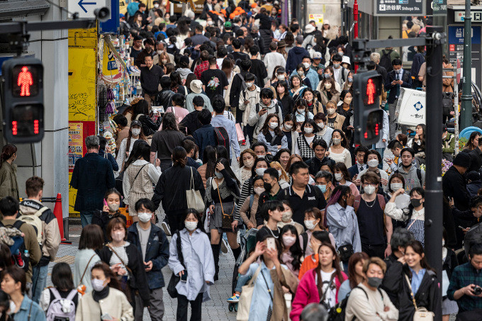Đám đông tại một giao lộ ở Shibuya, Tokyo, thủ đô Nhật Bản, tháng 4/2023. Ảnh: AFP Đám đông tại một giao lộ ở Shibuya, Tokyo, thủ đô Nhật Bản, tháng 4/2023. Ảnh: AFP