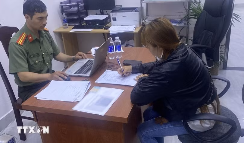 Làm việc với cơ quan công an, bà N.Th. thừa nhận toàn bộ hành vi vi phạm pháp luật, đồng thời cam kết không tái phạm. (Ảnh: TTXVN phát).