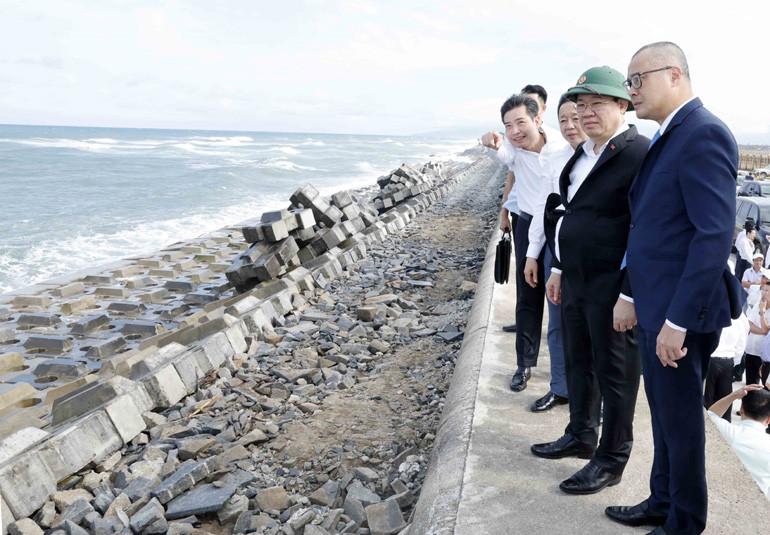 Chủ tịch Quốc hội Vương Đình Huệ kiểm tra kè chống xói lở khu vực ven bờ biển Xóm Rớ, phường Phú Đông, TP Tuy Hòa, tỉnh Phú Yên. Ảnh: TTXVN