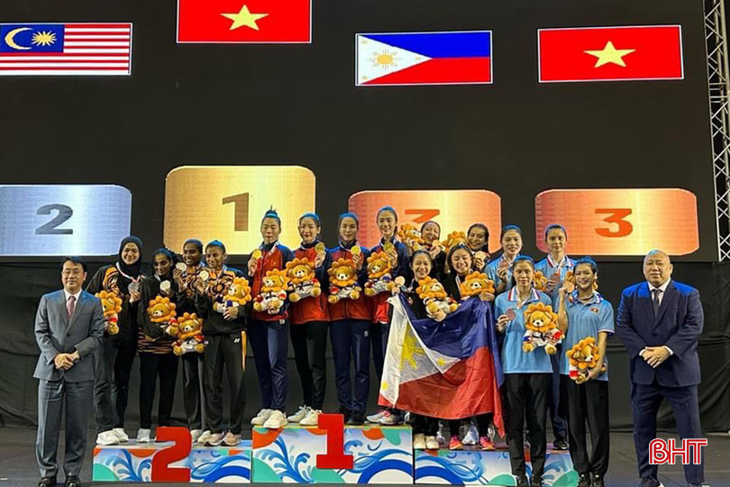 Các VĐV: Hoàng Thị Mỹ Tâm, Đinh Thị Hương, Nguyễn Thị Ngoan, Nguyễn Thị Diệu Ly (dự bị) nhận HCV nội dung đồng đội. Hoàng Thị Mỹ Tâm và Đinh Thị Hương, Nguyễn Thị Ngoan nhận HCV nôi dung đồng đội, Nguyễn Thị Diệu Ly (dự bị), .jpg