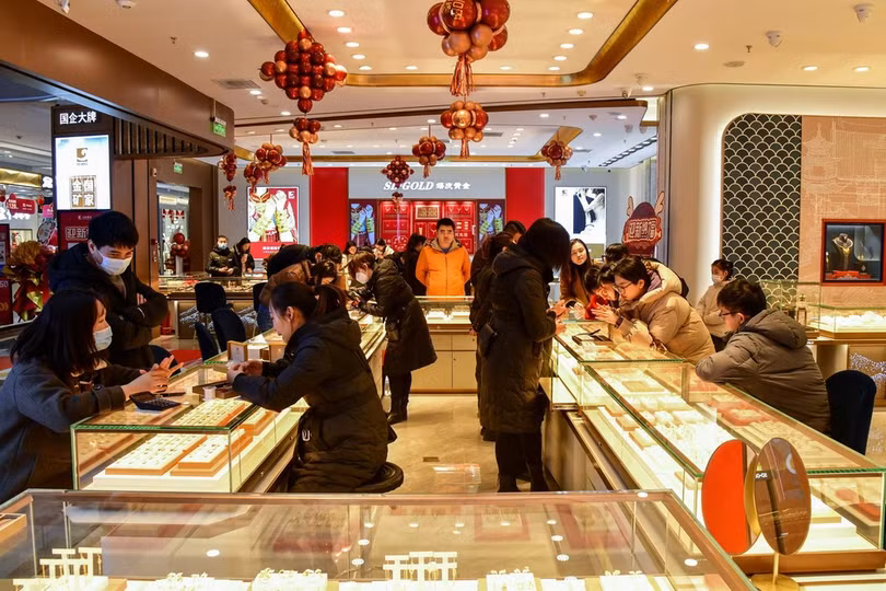 Khách hàng chọn mua trang sức tại tiệm vàng ở tỉnh Sơn Đông, Trung Quốc. (Ảnh: THX/TTXVN)