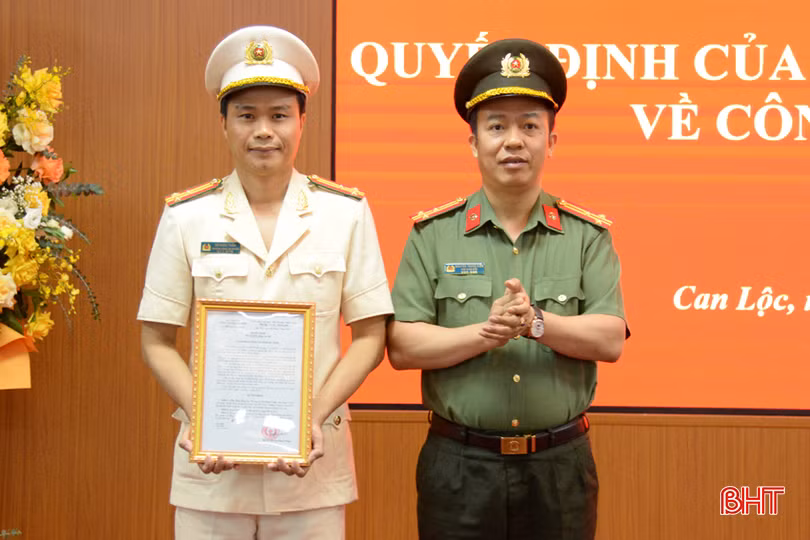 Thượng tá Nguyễn Trung Kiên - Phó Giám đốc Công an tỉnh trao quyết định điều động Thượng tá Võ Châu Tuấn - Trưởng Công an huyện Vũ Quang, đến nhận công tác và giữ chức Trưởng Công an huyện Can Lộc.