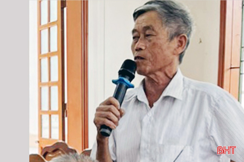 Cán bộ thôn trao đổi các nội dung còn vướng mắc trong quá trình thực hiện công tác giảm nghèo. 1.jpg