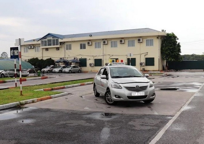 Học viên học lái xe trong sa hình tại một cơ sở đào tạo lái xe của Hà Nội. (Ảnh: Việt Hùng/Vietnam+). Học viên học lái xe trong sa hình tại một cơ sở đào tạo lái xe của Hà Nội. (Ảnh: Việt Hùng/Vietnam+).