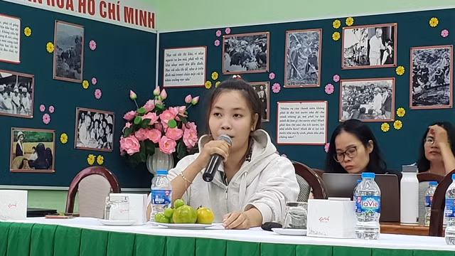 Người mẹ 22 tuổi đã hiến gan để cứu sống con gái của mình. Ảnh: Xuân Dự.