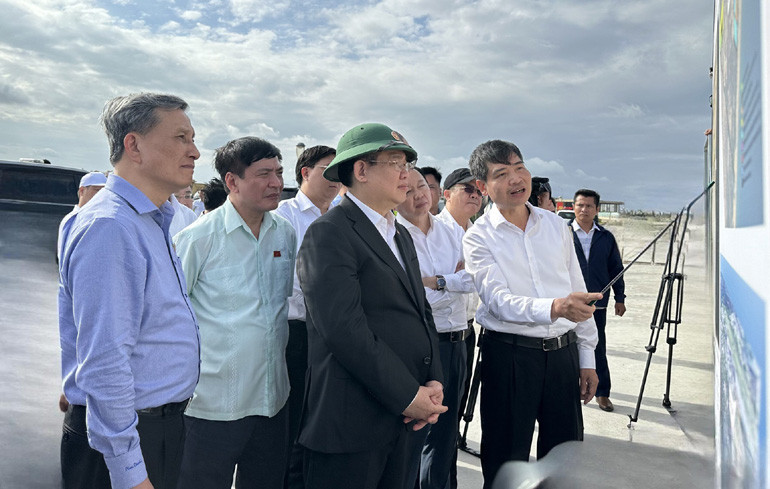 Chủ tịch UBND tỉnh Tạ Anh Tuấn trình bày với Chủ tịch Quốc hội Vương Đình Huệ về dự án Kè chống xói lở ven bờ biển khu vực Xóm Rớ (phường Phú Đông, TP Tuy Hòa) (giai đoạn 2). Ảnh: TRẦN QUỚI