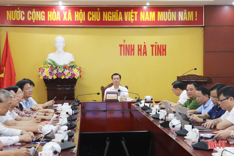 Phó Chủ tịch UBND tỉnh Trần Báu Hà điều hành điểm cầu Hà Tĩnh. IMG_7266.JPG