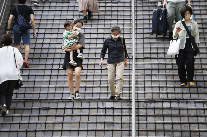 Người đi bộ ở thủ đô Tokyo, Nhật Bản, ngày 1/10/2022. Ảnh: AFP Người đi bộ ở thủ đô Tokyo, Nhật Bản, ngày 1/10/2022. Ảnh: AFP