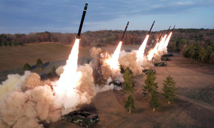 Pháo phản lực siêu lớn của Triều Tiên khai hỏa trong cuộc diễn tập hôm 18/3. Ảnh: KCNA Pháo phản lực siêu lớn của Triều Tiên khai hỏa trong cuộc diễn tập hôm 18/3. Ảnh: KCNA