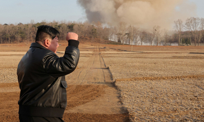 Ông Kim Jong-un thể hiện hài lòng trong cuộc diễn tập hôm 18/3. Ảnh: KCNA Ông Kim Jong-un thể hiện hài lòng trong cuộc diễn tập hôm 18/3. Ảnh: KCNA
