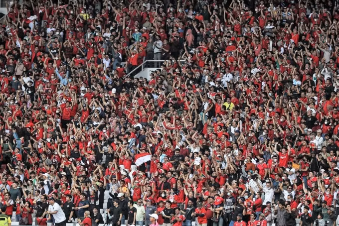 CĐV Indonesia cổ vũ đội nhà tại SVĐ Gelora Bung Karno trận gặp Thái Lan ngày 29/12. Ảnh:CNN Indonesia