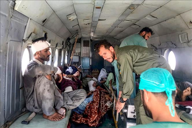 Trực thăng quân sự chuyển nạn nhân bị thương trong vụ tai nạn xe buýt tại Basima, tỉnh Balochistan, Pakistan, ngày 29/5/2024. Ảnh: AFP/TTXVN