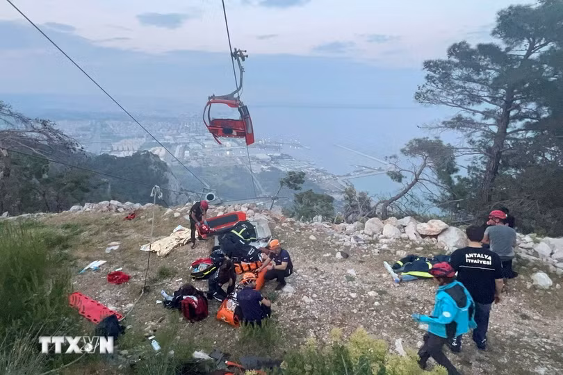 Lực lượng cứu hộ giải cứu các hành khách mắc kẹt trên cáp treo hỏng tại thành phố nghỉ dưỡng Antalya, miền Nam Thổ Nhĩ Kỳ ngày 12/4/2024. (Ảnh: AFP/TTXVN)