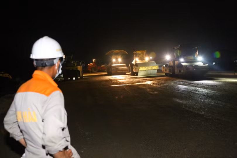 Cách đó không xa, tại km457+800, Công ty Nam Hải đang được Công ty CP 456 "tiếp sức". Hiện đơn vị này đang huy động 8 máy lu, 6 máy đào và 2 máy rải để thi công CTB. Kỹ sư Nguyễn Mạnh Hùng, Công ty Nam Hải tin tưởng: Với sự tương trợ của các đơn vị, Nam Hải sẽ đưa công trình về đích trước 30/4 như chỉ đạo của Thủ tướng Chính phủ.