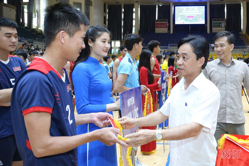 Phó Bí thư Thường trực Tỉnh ủy Trần Thế Dũng tặng cờ lưu niệm cho các đội bóng tham dự giải đấu. a6.JPG