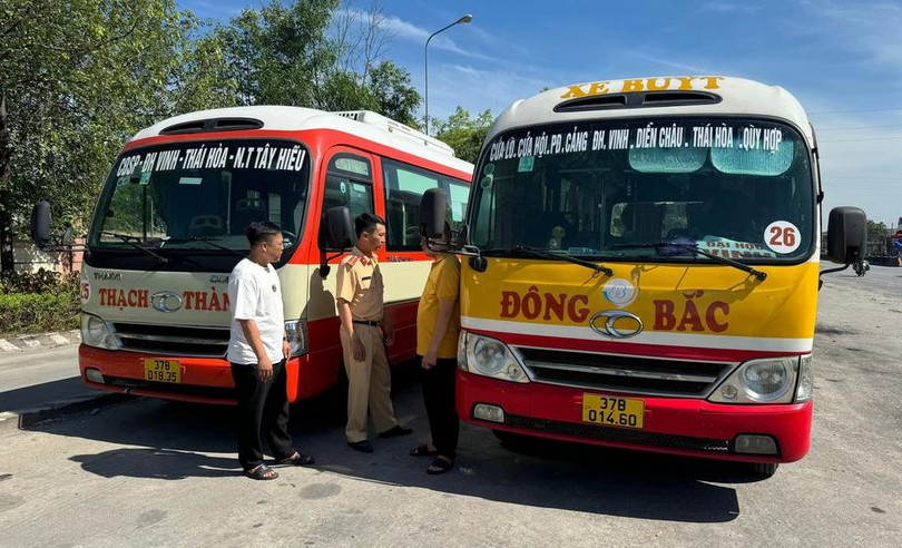 Hai phương tiện cùng 2 tài xế tại cơ quan công an.