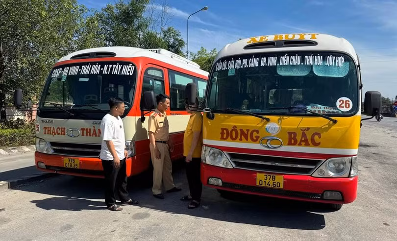 Hai phương tiện cùng 2 tài xế tại cơ quan công an.