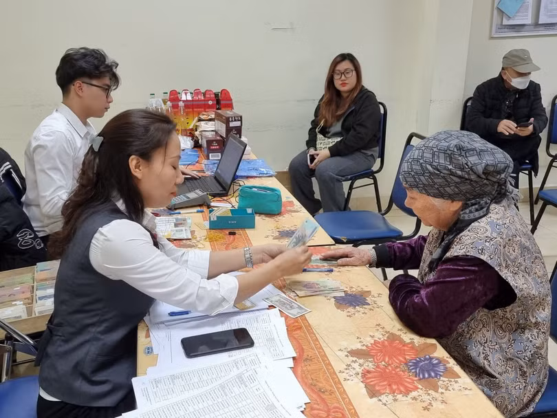 Chi trả lương hưu, trợ cấp xã hội cho người hưởng tại Hà Nội. Ảnh: XC