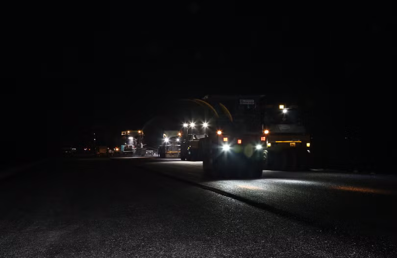 Kỹ sư Nguyễn Bá Hải, chỉ huy trường công trình nút giao QL46B của Công ty TNHH Hòa Hiệp cho biết thêm: Ngoài chi trả đầy đủ lương, tiền lao động ngoài giờ làm việc, công ty còn bố trí bữa ăn nhẹ, nước nôi để động viên anh em kỹ sư, công nhân bám công địa thi công 24/24h.