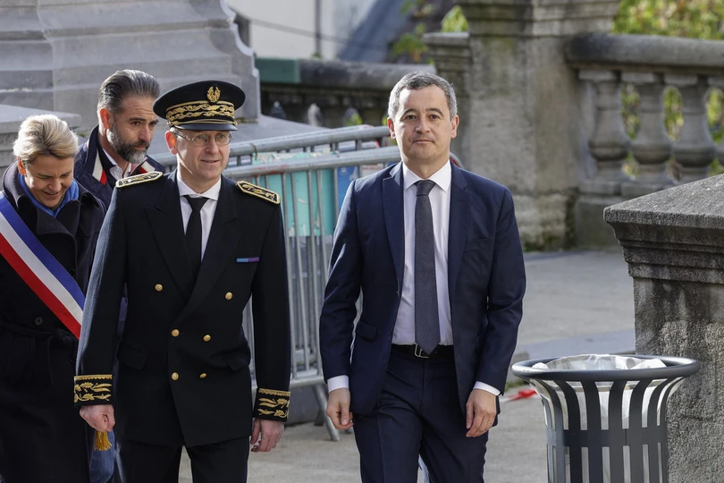 Cảnh sát trưởng Sở cảnh sát tỉnh Val d'Oise của Pháp, Philippe Court (trái) và Bộ trưởng Bộ Nội vụ Pháp Gerald Darmanin (phải) đến Nhà thờ Thánh Maclou ở Pontoise, phía bắc thủ đô Paris để tham dự Thánh lễ Phục sinh sáng 31-3 - Ảnh: AFP