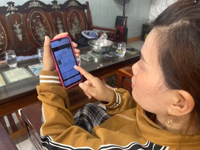 Người lao động lưu lại các giấy tờ bà Thủy hứa hẹn khi họ nộp tiền. Ảnh: Thạch Thảo.