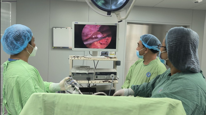 Các bác sỹ tại Bệnh viện Đa khoa tỉnh Bình Dương thực hiện ca phẫu thuật cho sản phụ mang thai ngoài tử cung hiếm gặp. (Ảnh: TTXVN phát).