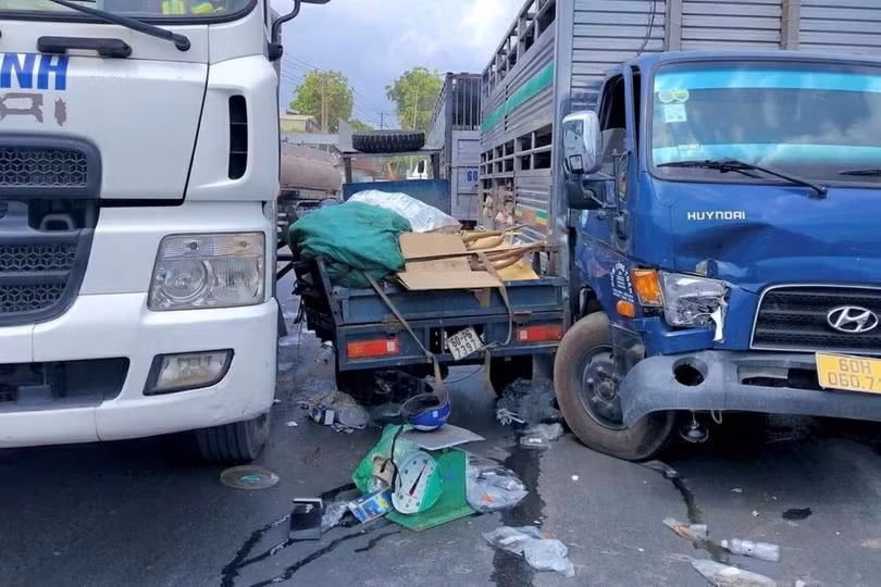 Hiện trường vụ va chạm giữa 2 xe tải và 1 xe ba gác trên Quốc lộ 1 (thành phố Biên Hòa). (Nguồn: Báo Đồng Nai)