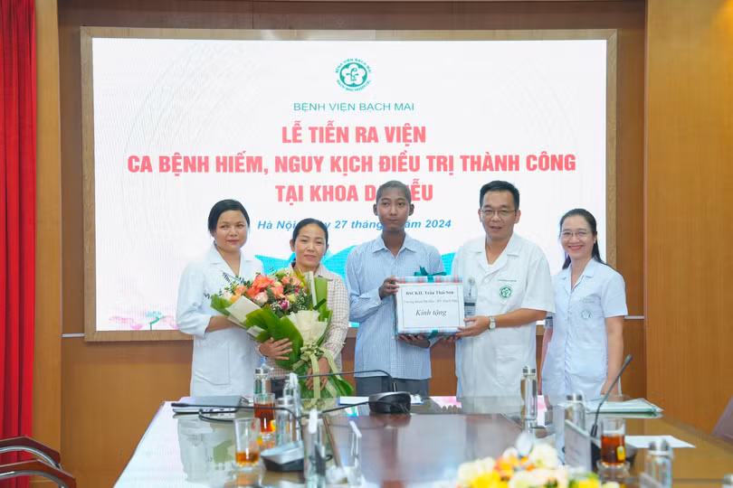 Bệnh nhân Nguyễn Quốc Trình (19 tuổi, ở Thanh Hóa) mắc căn bệnh đặc biệt hiếm Pemphigus á u, sau hành trình 7 tháng điều trị tại Bệnh viện Bạch Mai được quỹ BHYT chi trả gần 800 triệu đồng trong ngày ra viện.