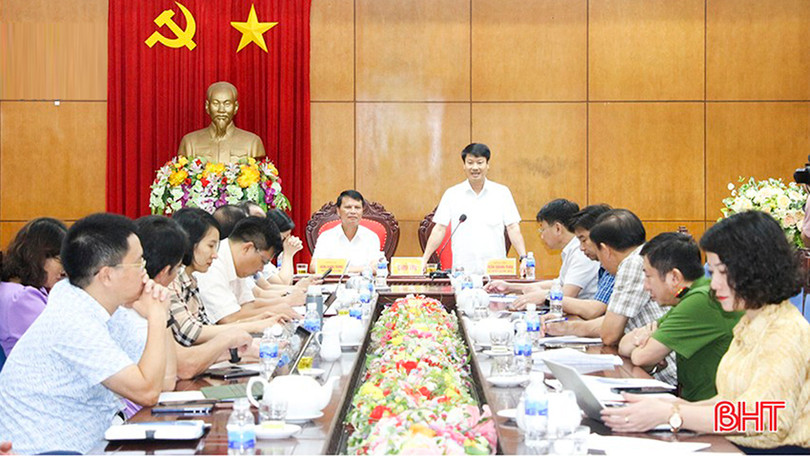 Giám đốc Sở GTVT Trần Quang Tuấn - Tổ trưởng Tổ đại biểu HĐND tỉnh bầu tại Đức Thọ chủ trì buổi thảo luận tổ trước Kỳ họp thứ 20, HĐND tỉnh khóa XVIII. 123.jpg