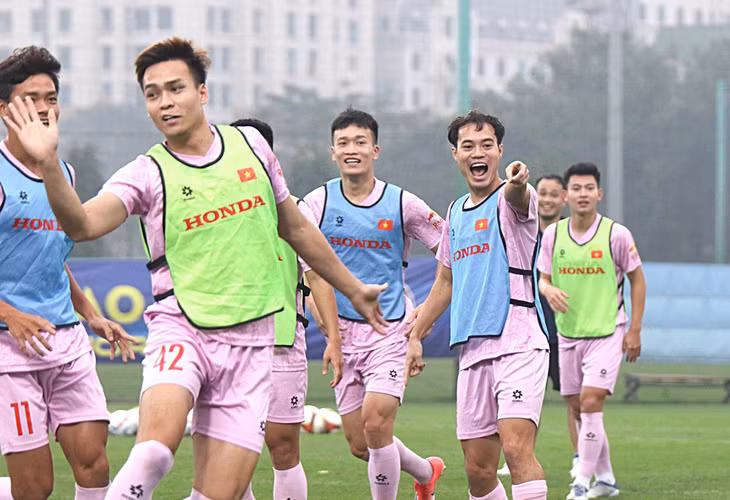 Trung vệ Việt Anh (thứ hai từ trái sang) trở lại mang đến niềm tin cho các đồng đội - Ảnh: VFF