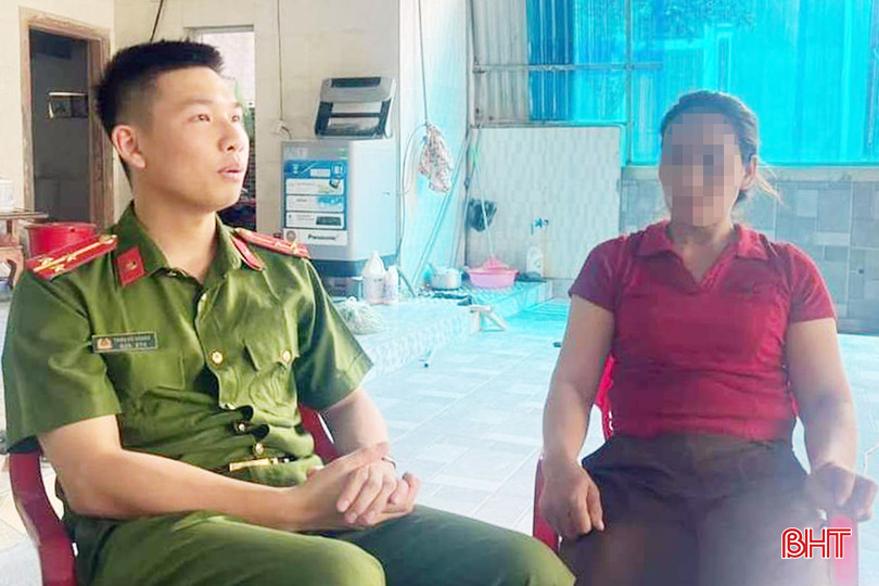 Chị L.T.M. được Công an xã Đức Lạng giải thích về hành vi lừa đảo trên không gian mạng. 1(1).jpg