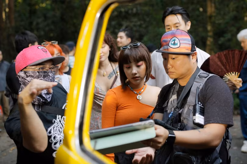 Đạo diễn Lê Thanh Sơn (bìa trái) chỉ đạo trên phim trường (Ảnh: Đoàn phim cung cấp).