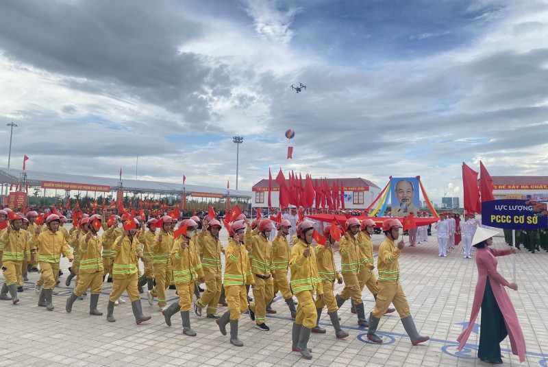 Các đoàn vận động viên biểu dương lực lượng. Ảnh: cand.com.vn IMG_20240706_084135-1720233040650.jpg