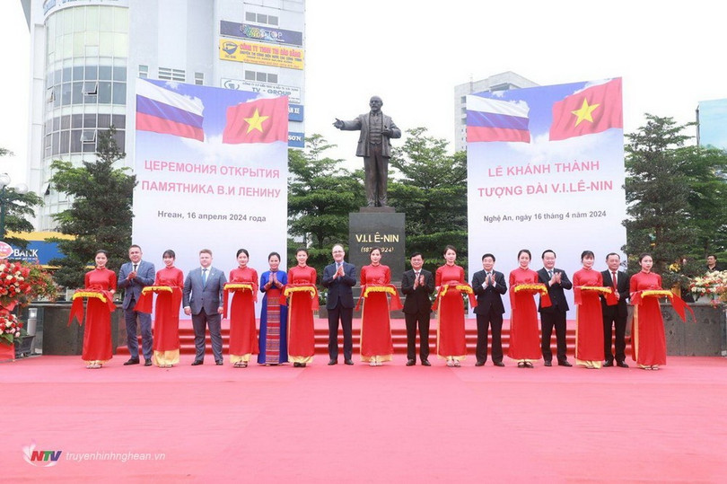 Các đại biểu thực hiện nghi lễ cắt băng khánh thành tượng V.I Lenin ở TP Vinh. (Nguồn: Đài Phát thanh và Truyền hình Nghệ An). Các đại biểu thực hiện nghi lễ cắt băng khánh thành tượng V.I Lenin ở TP Vinh. (Nguồn: Đài Phát thanh và Truyền hình Nghệ An).