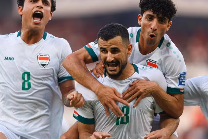 Aymen Hussein (số 18) mừng bàn mở tỷ số trong trận thắng Indonesia 2-0 ở lượt năm bảng F vòng loại hai World Cup 2026. Ảnh: IFA