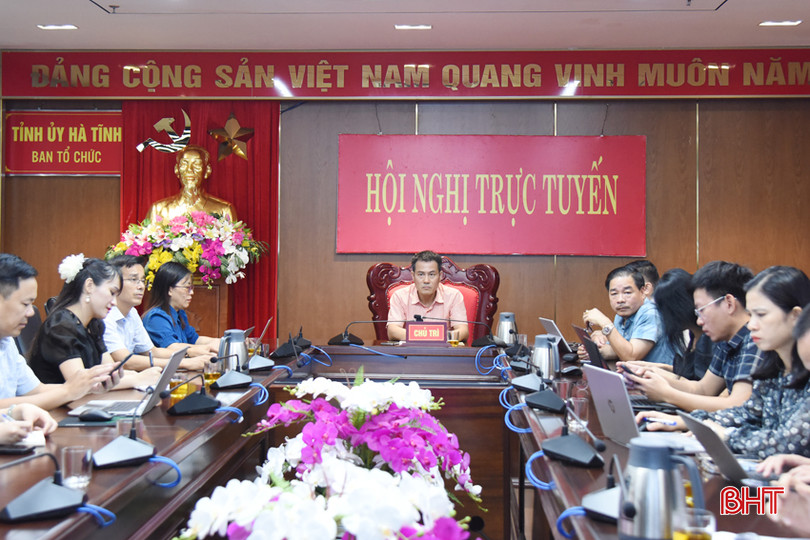 Phó Trưởng ban Tổ chức Tỉnh ủy Trần Đình Trung điều hành điểm cầu Hà Tĩnh. DSC_6519.JPG