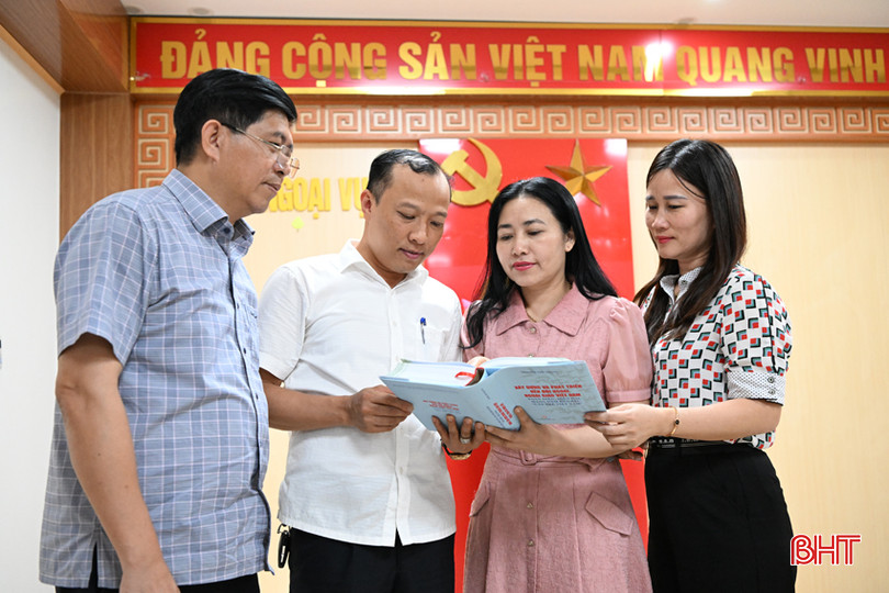 Tác phẩm “Xây dựng và phát triển nền đối ngoại, ngoại giao Việt Nam toàn diện, hiện đại, mang đậm bản sắc “cây tre Việt Nam” là tài liệu quý đối với những người làm công tác ngoại giao. DSC_4389.JPG