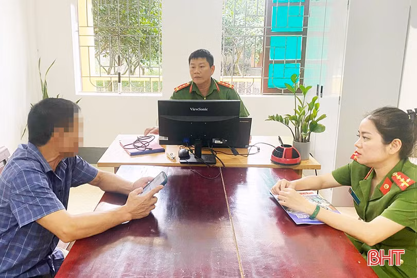 Lực lượng Công an xã Hương Vĩnh tìm hiểu và giải thích cho ông B. đây là vụ việc lừa đảo.