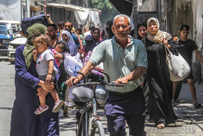 Người dân sơ tán khỏi khu vực phía Đông thành phố Gaza. (Ảnh: THX/TTXVN) Người dân sơ tán khỏi khu vực phía Đông thành phố Gaza. (Ảnh: THX/TTXVN)