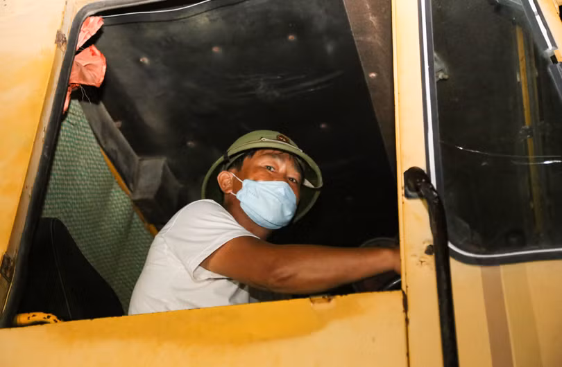 Công nhân lái máy lu Hoàng Chung (50 tuổi, ở Hưng Nguyên) chia sẻ: Dù công trình nằm ngay trong huyện nhưng để hoàn thành dự án vào dịp 30/4 theo chỉ đạo của Thủ tướng, cả tháng nay không chỉ anh mà hầu hết cán bộ, công nhân đều bám lại công trường, không về nhà, nghỉ lễ giỗ Tổ Hùng Vương ngày mai (18/4) cũng vậy.