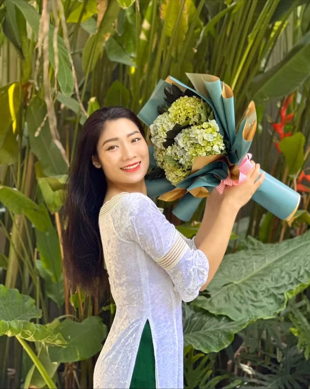 Vẻ đẹp không tuổi của Phạm Thị Yến. Cô hiện là HLV phó của BTL Thông Tin